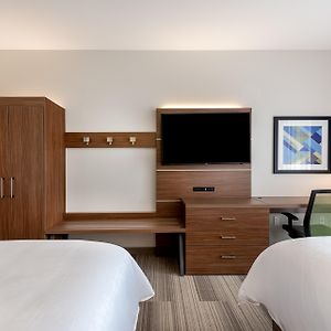 Standard Queen Room Two Queen Beds Mobility Accessible Tub